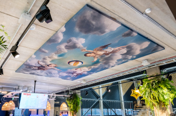 Kuvallinen akustiikkapaneeli katossa 350x230